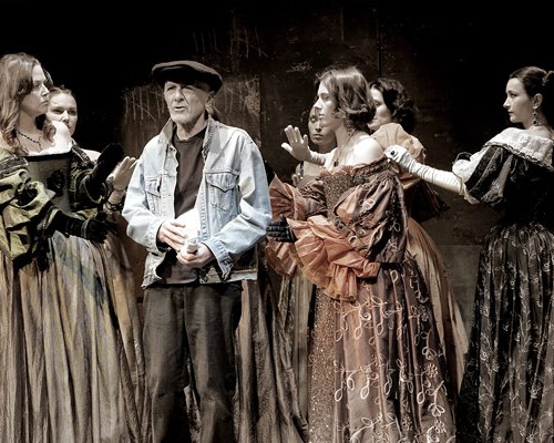 Петербург ждёт: редкий визит московского феномена «ОКОЛО» с культовыми и новаторскими работами.