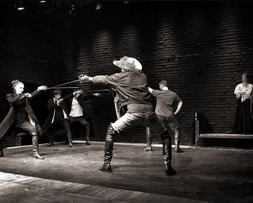 От ядра до рапиры: пластическое решение и фехтовальные сцены в поэтичной истории о красноречии и душе