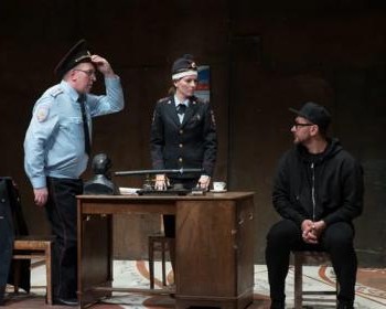 Тонкая ирония повседневности: как спектакль «Человек из Подольска» превращает обыденность в философское исследование