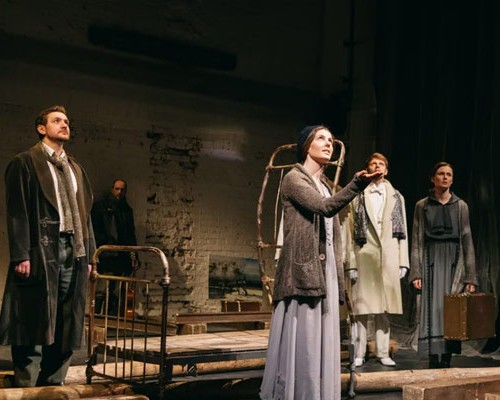 Станция как символ ускользающего времени: чеховские герои в вечном ожидании на сцене театра «Около»