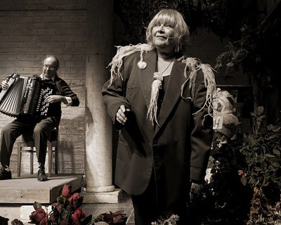 Перед киносеансом. Три музыканта и моя Марусечка