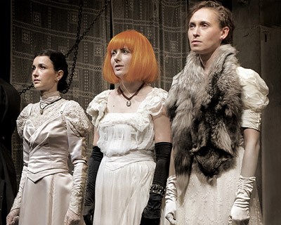 Три сестры. Я вас не помню собственно...